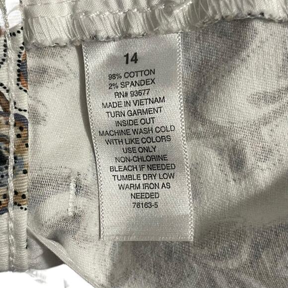 a.n.a. A New Approach Womens Shorts Size 14 Mid Rise Twill Shortie Short Floral - Picture 6 of 10